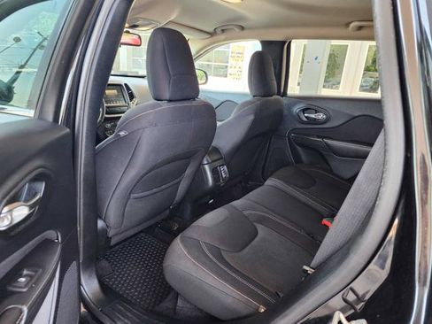 Used 2016 Jeep Cherokee Latitude w/ Cold Weather Group AWD/4WD image 12
