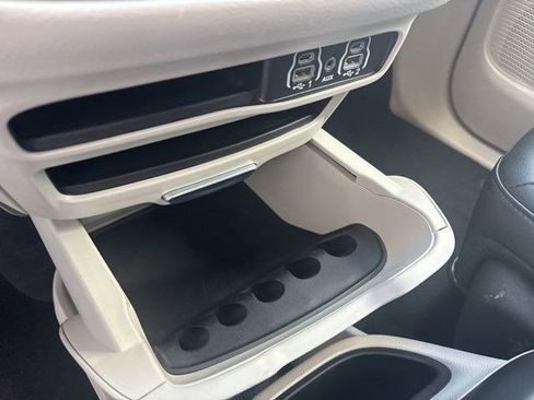 Used 2024 Chrysler Pacifica Touring-L FWD image 24