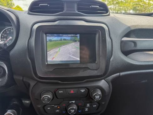 Used 2018 Jeep Renegade Altitude FWD image 22