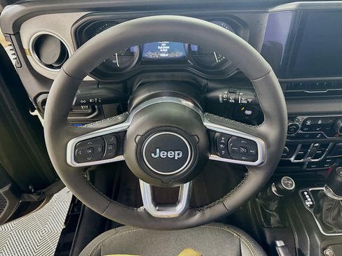 Used 2025 Jeep Wrangler Unlimited Sahara image 16