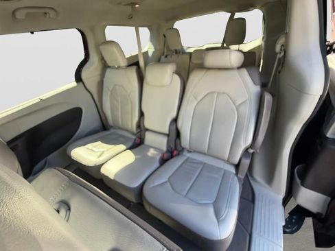 Used 2017 Chrysler Pacifica Touring-L FWD image 14