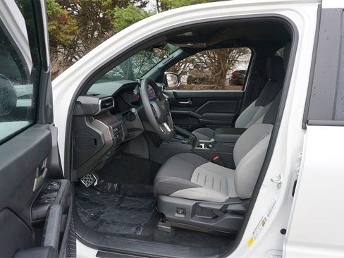 Used 2025 Toyota Tacoma TRD Sport image 2