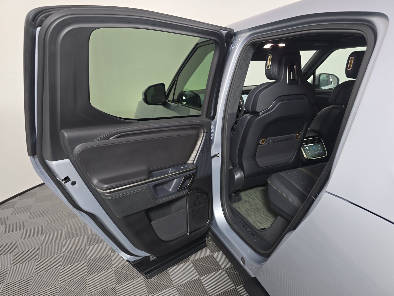 Used 2023 Rivian R1T Adventure Dual AWD/4WD image 17