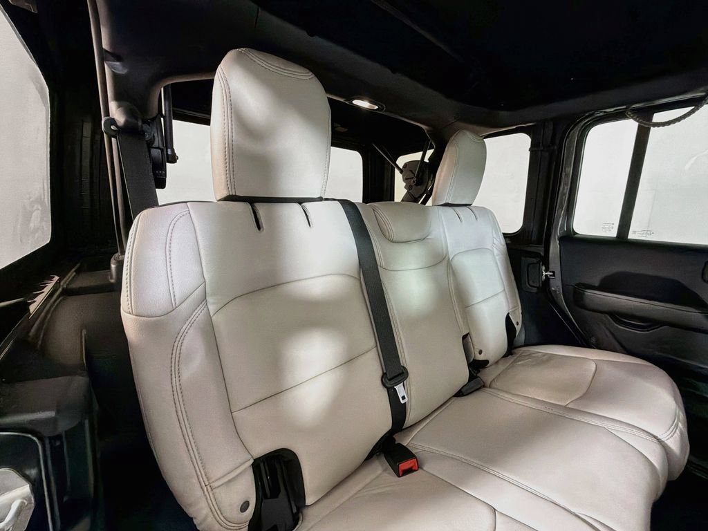 Used 2019 Jeep Wrangler Unlimited Sahara AWD/4WD image 23