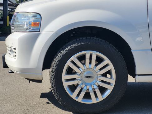 Used 2014 Lincoln Navigator L 2WD image 9