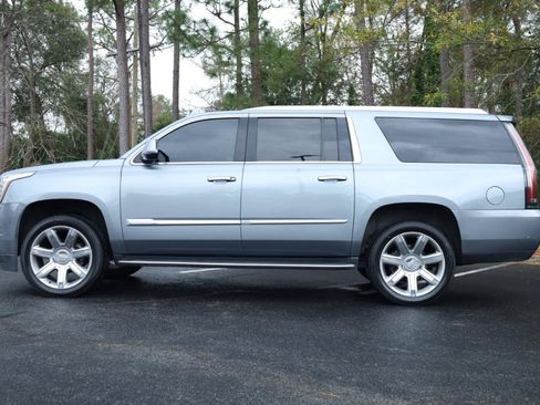 Used 2019 Cadillac Escalade ESV Luxury RWD image 2