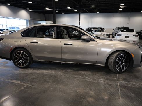 Used 2023 BMW 760i xDrive w/ Executive Package image 8