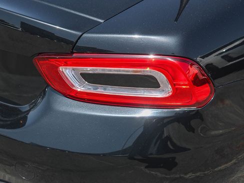 Used 2018 FIAT 124 Spider Abarth RWD image 19