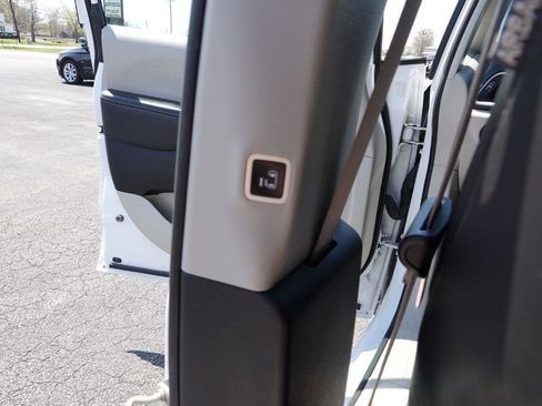 Used 2020 Chrysler Voyager Lxi image 38