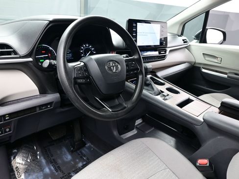 Used 2024 Toyota Sienna LE image 13