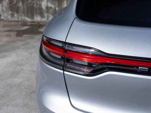 Certified 2025 Porsche Macan AWD/4WD image 18