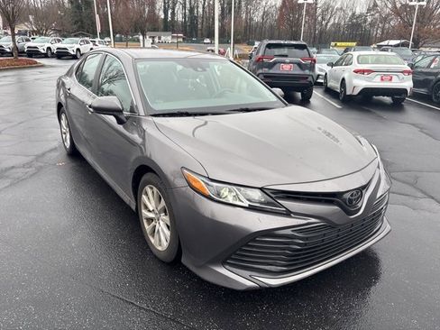 Used 2019 Toyota Camry LE image 3