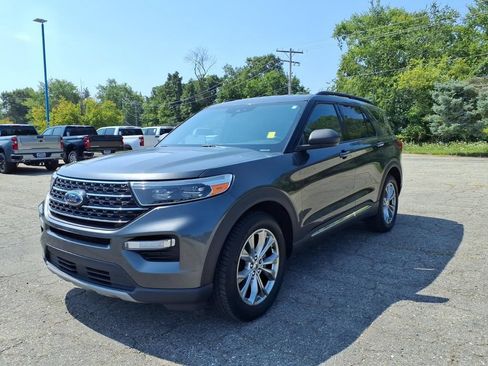 Used 2020 Ford Explorer XLT w/ Equipment Group 202A AWD/4WD image 3
