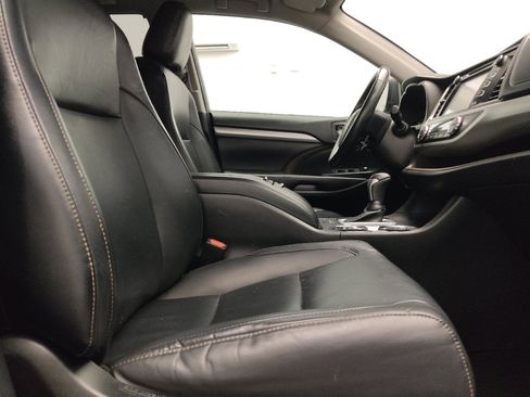 Used 2019 Toyota Highlander XLE FWD image 21