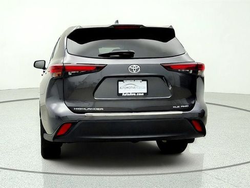 Used 2024 Toyota Highlander XLE AWD/4WD image 6