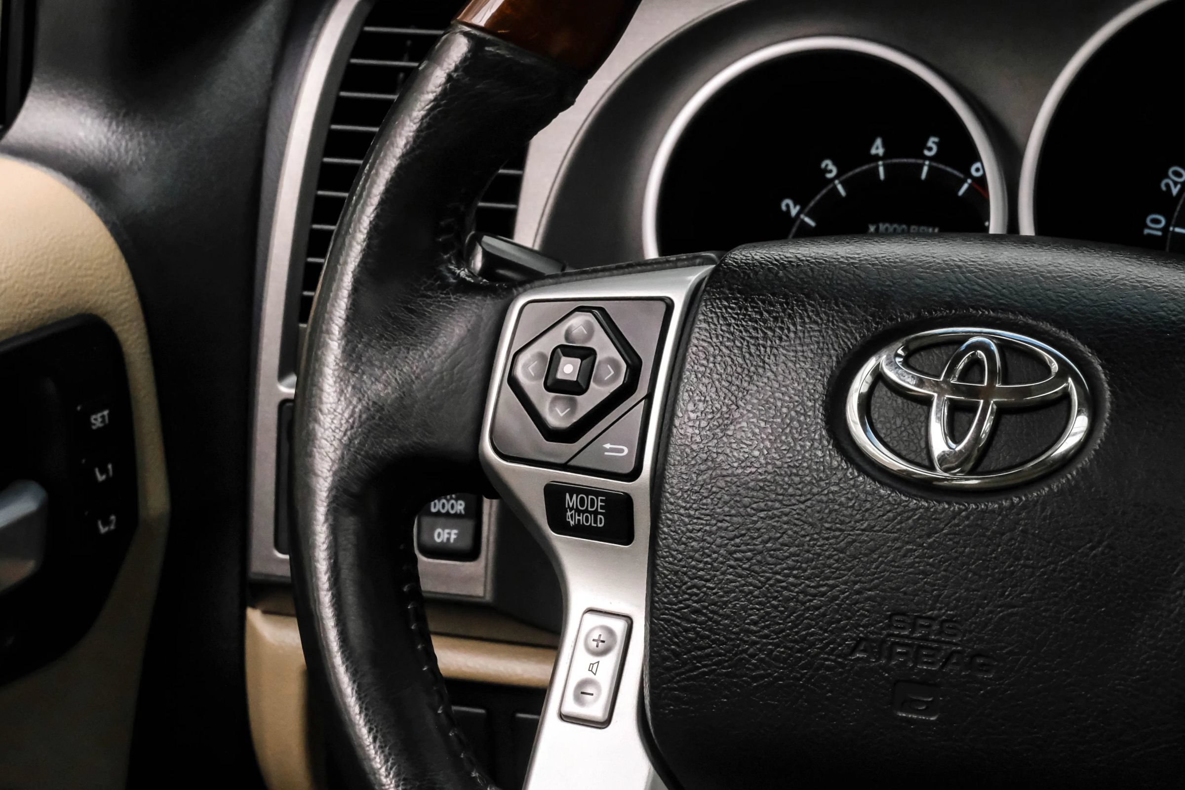 Used 2017 Toyota Sequoia Platinum AWD/4WD image 17