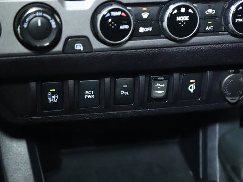 Used 2017 Toyota Tacoma TRD Off-Road w/ Premium & Technology Package image 29