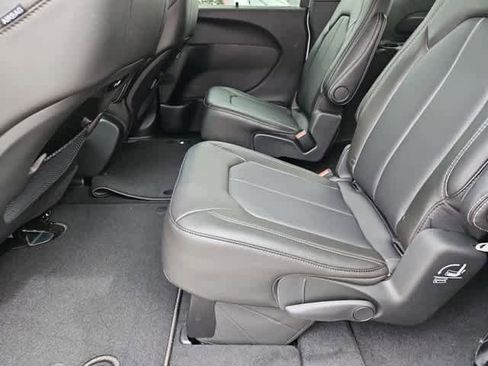 New 2026 Chrysler Pacifica Select AWD/4WD image 19