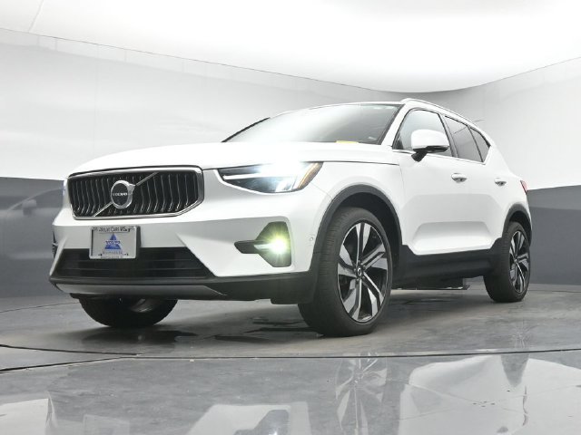 Used 2024 Volvo XC40 B5 Plus w/ Protection Package Premier AWD/4WD image 12