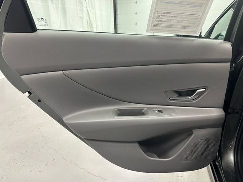 Used 2025 Hyundai Elantra SEL image 39