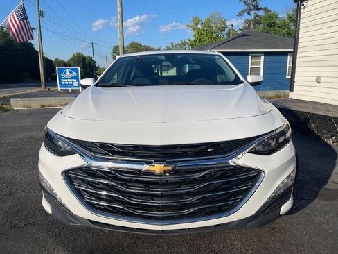 Used 2019 Chevrolet Malibu LT FWD image 2