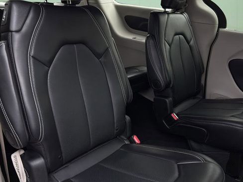 Certified 2024 Chrysler Pacifica Touring-L image 41