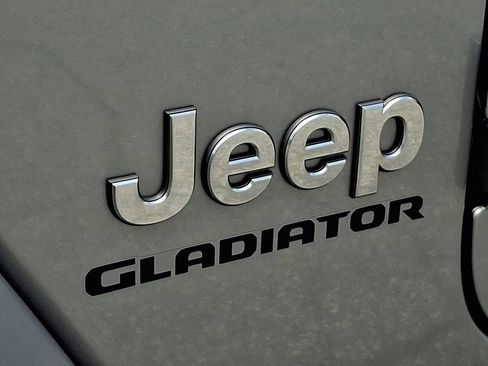 Used 2020 Jeep Gladiator Overland w/ Dual Top Group AWD/4WD image 28