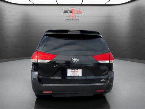 Used 2012 Toyota Sienna LE image 12