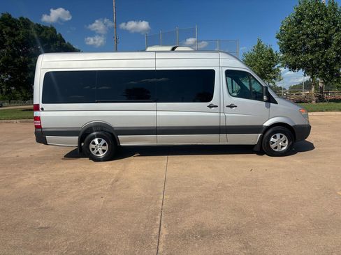Used 2007 Dodge Sprinter 2500 w/ Cooling Group RWD image 31