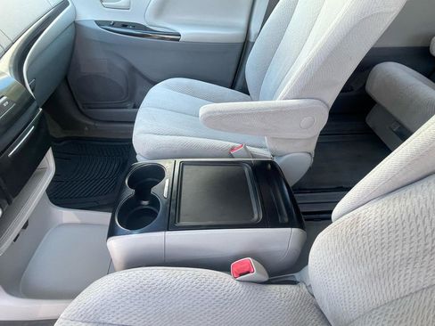 Used 2014 Toyota Sienna LE image 18