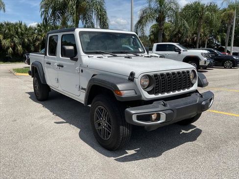 Used 2025 Jeep Gladiator Sport AWD/4WD image 12