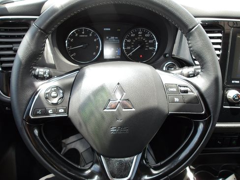 Used 2020 Mitsubishi Outlander AWD image 21