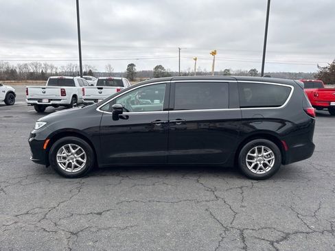 Used 2024 Chrysler Pacifica Touring-L image 11
