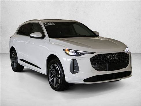 Certified 2025 Audi Q5 Premium w/ Convenience Package AWD/4WD image 3
