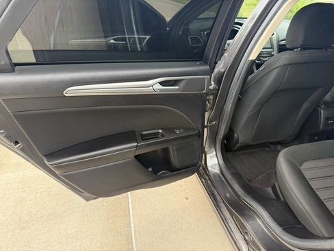 Used 2020 Ford Fusion SE FWD image 13
