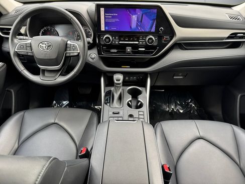 Used 2023 Toyota Highlander XLE AWD/4WD image 12