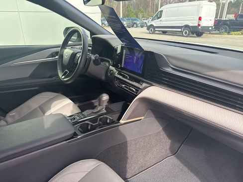 Used 2025 Toyota Camry SE image 34