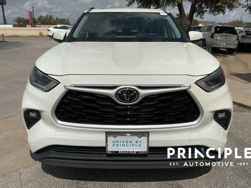 Used 2021 Toyota Highlander XLE image 3