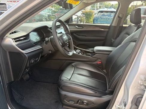 Used 2023 Jeep Grand Cherokee Limited w/ Luxury Tech Group II AWD/4WD image 14