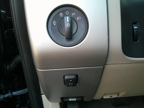 Used 2014 Ford Expedition Limited image 16