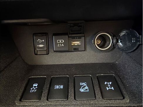 Used 2019 Toyota Highlander XLE AWD/4WD image 25