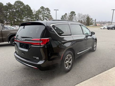 Used 2023 Chrysler Pacifica Limited image 8