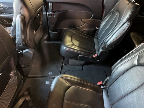 Used 2025 Chrysler Pacifica Select FWD image 5