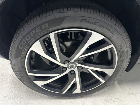 Used 2022 Volvo XC40 T5 R-Design w/ Climate Package image 14