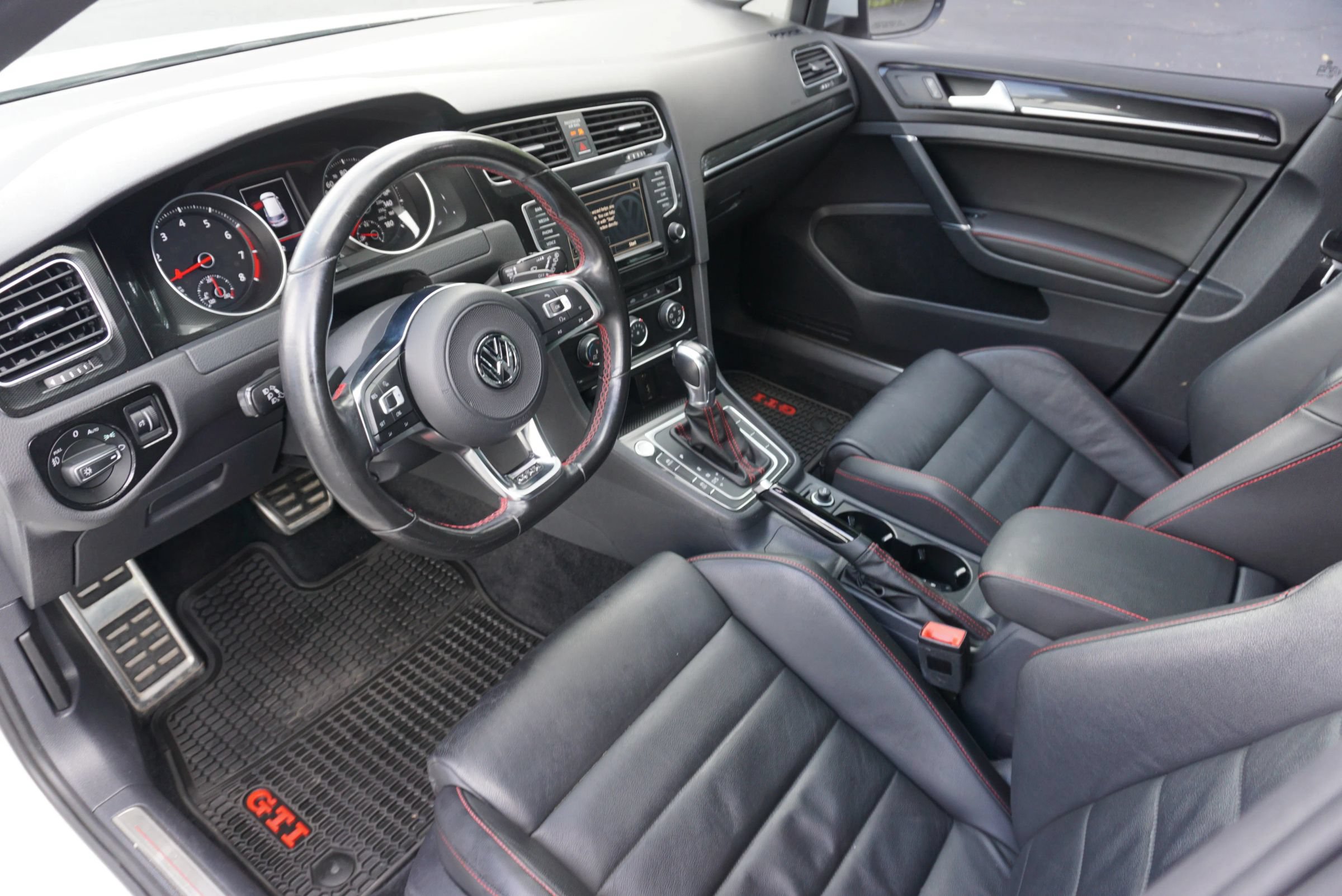 Used 2017 Volkswagen GTI SE FWD image 27