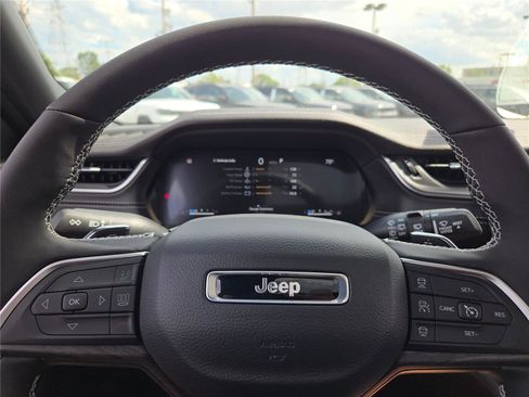 New 2025 Jeep Grand Cherokee Limited w/ Black Appearance Package image 33