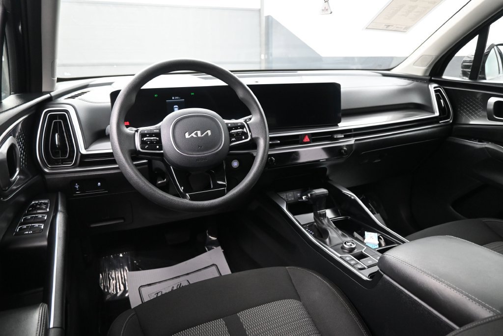 Used 2025 Kia Sorento LX FWD image 23