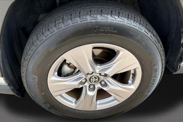 Used 2025 Toyota RAV4 XLE FWD image 35