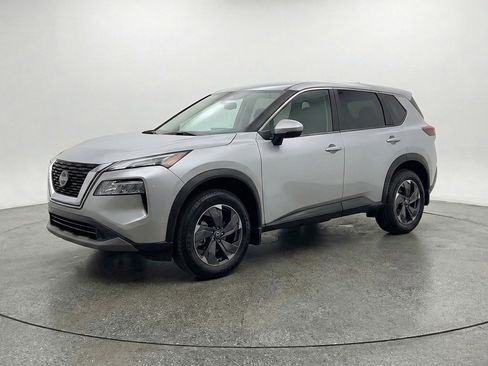 Used 2025 Nissan Rogue SV image 3
