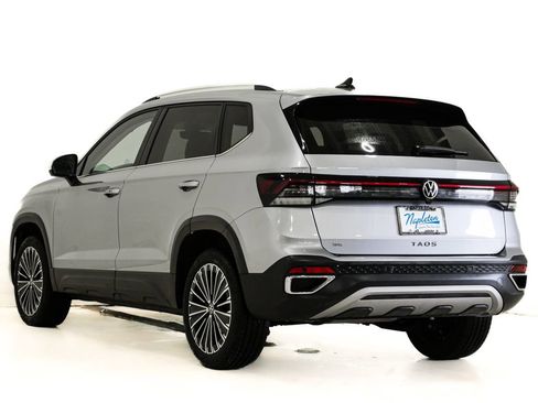 Used 2025 Volkswagen Taos SE image 8